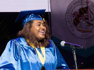 2022年毕业生代表阿拉詹德拉·罗宾逊在毕业典礼上的讲话
